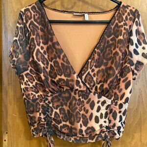 🐆 ASOS Leopard print v-neck crop top 😍